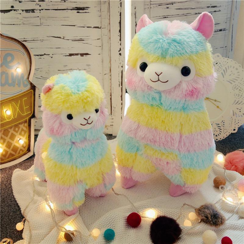 Zachte regenboog-alpaca knuffel voor baby's en peuters, perfect voor de kinderkamer.
