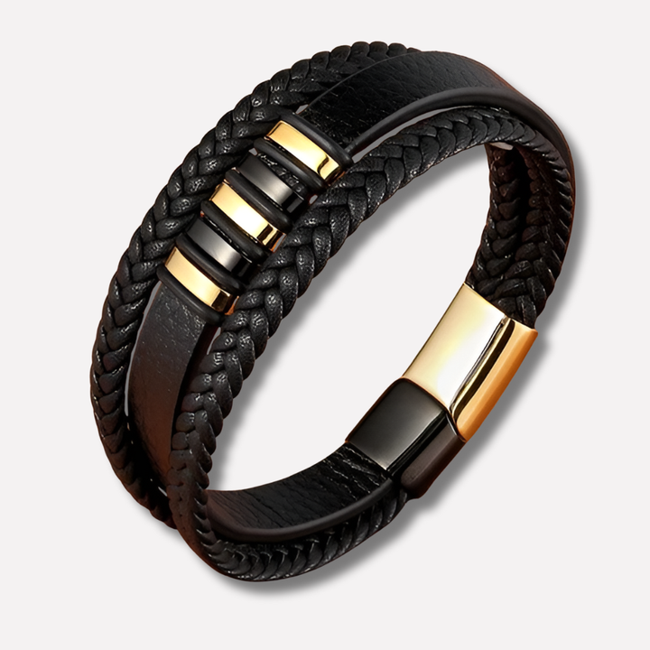 Stijlvolle herenarmband met robuuste band en zilverkleurige magnetische sluiting, perfect voor moderne mannen.