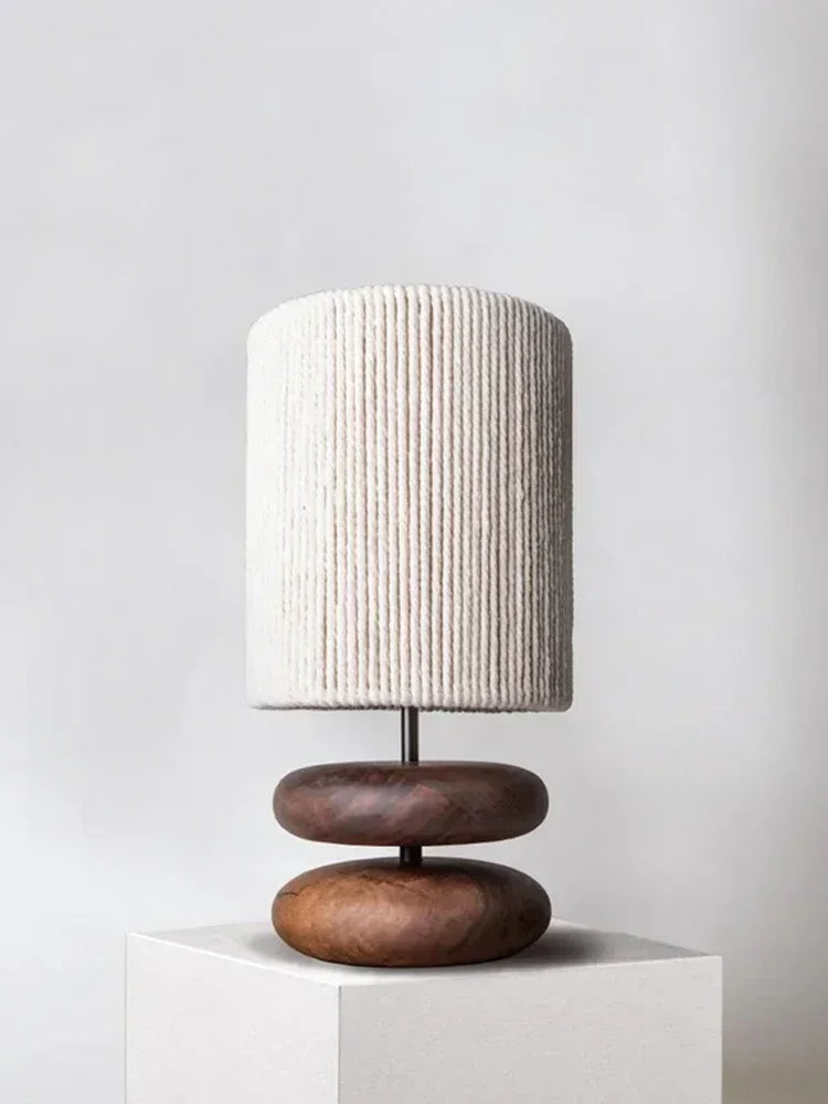 Japandi tafellamp met linnen kap & keramieken voet, rustieke sfeerverlichting voor interieur.