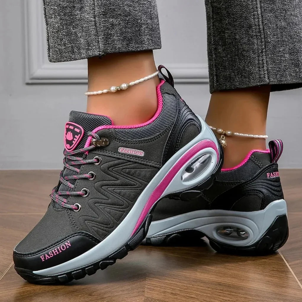 Kleurrijke waterdichte dames wandelschoenen, ideaal voor wandelen en outdoor avonturen. Beschikbaar in roze, grijs en zwart.