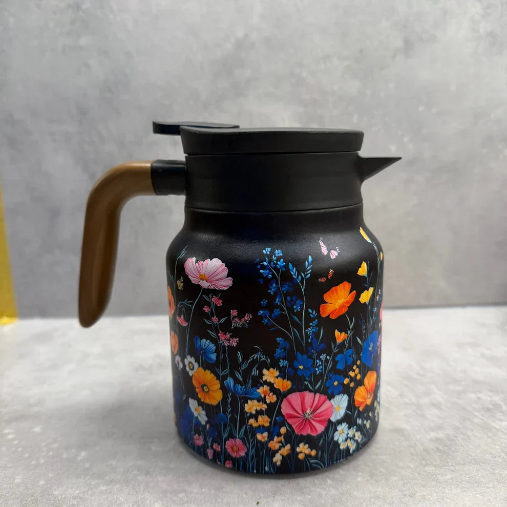Moderne theepot hotpot met strak design, RVS en geïntegreerde zeef voor de hedendaagse theeliefhebber.