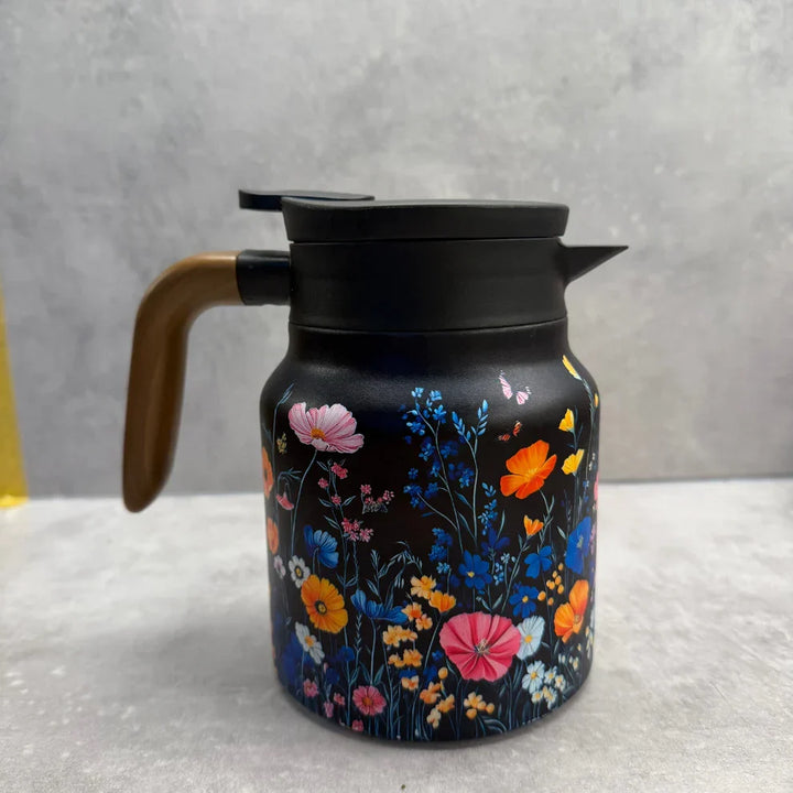 Moderne theepot hotpot met strak design, RVS en geïntegreerde zeef voor de hedendaagse theeliefhebber.