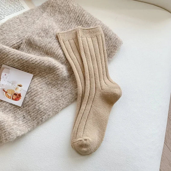 Zachte comfort sokken voor dames in neutrale kleuren; ideaal voor winter mode.