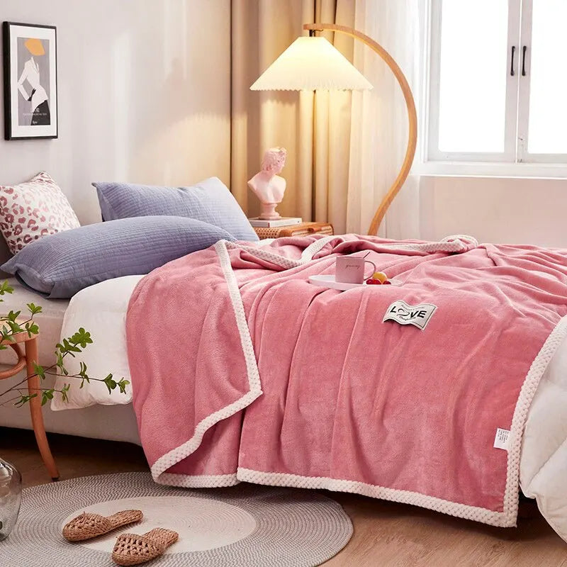 Roze flanellen fleece deken voor ultiem comfort en warmte, superzacht en knus op de bank of in bed.