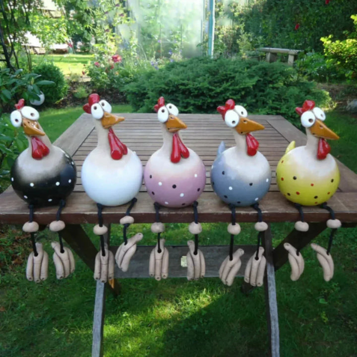 Vrolijke speelse tuinkippen decoratie voor tuin, terras of balkon; weerbestendige tuinaccessoire.