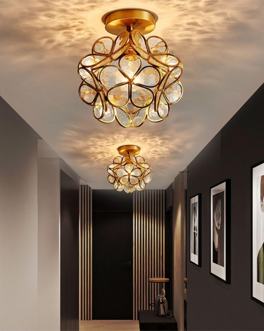 Witte bloem plafondlamp met sfeervolle LED-verlichting, perfect voor slaapkamer.