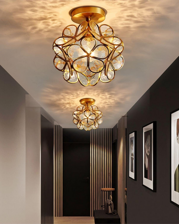 Witte bloem plafondlamp met sfeervolle LED-verlichting, perfect voor slaapkamer.