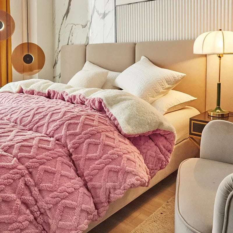 Luxe dubbelzijdig dekbedovertrek met zachte kasjmier-look en VelvetWarm pluche fleece voor wintercomfort.