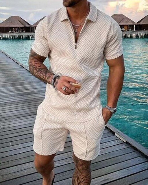 Stijlvolle heren zomerset: comfortabele polo en korte broek in een casual tweedelige outfit voor de zomer.