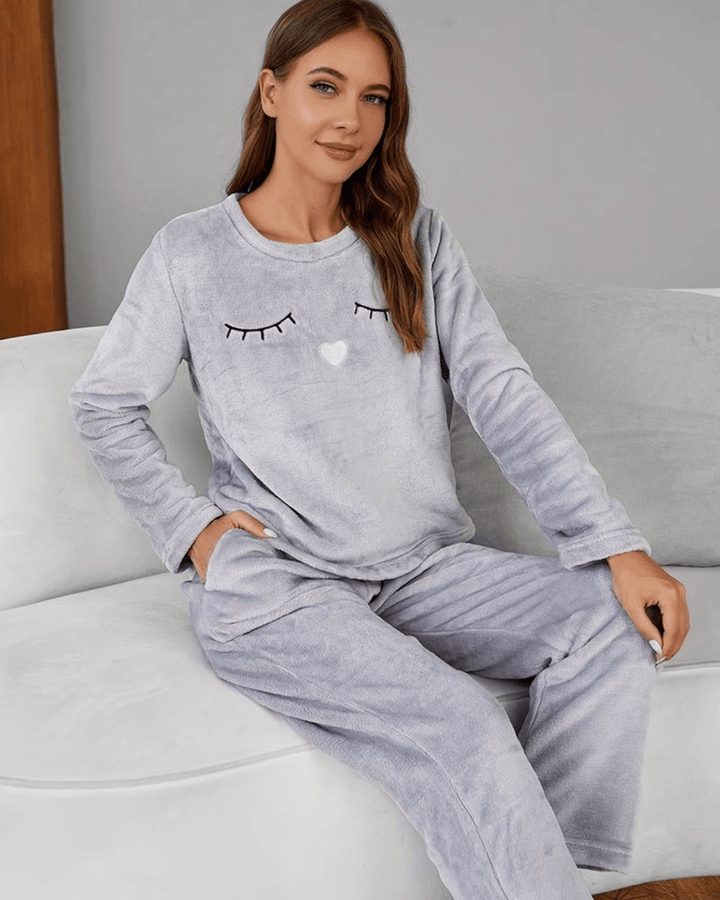 Knusse dames pyjamaset, perfecte loungewear van zachte stof voor comfortabele winteravonden.