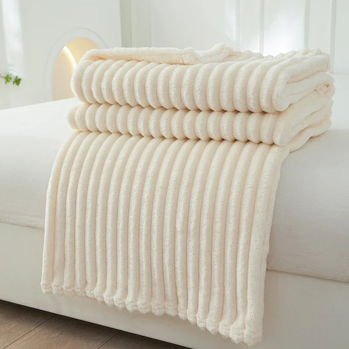 Zachte gestreepte flanellen fleecedeken; warm, comfortabel voor bank of bed, ideaal voor winter.