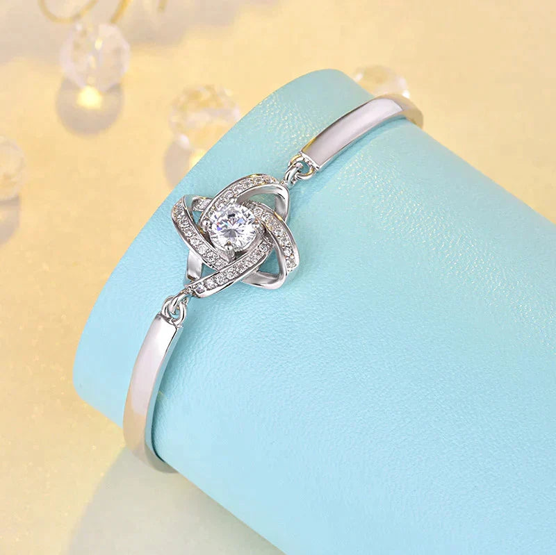 Elegante zilverkleurige damesarmband met liefdesknoop design, verstelbaar voor dagelijks comfort.