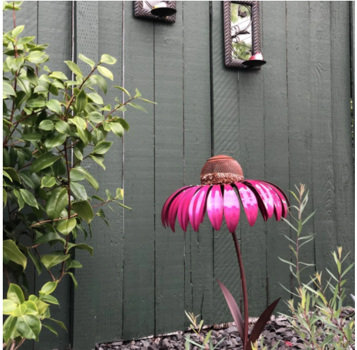 Robuust houten vogelvoederhuisje voor de tuin, trekt diverse tuinvogels aan. Ideale buitendecoratie.