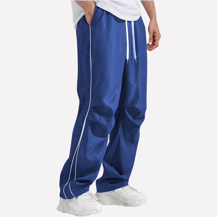 Stijlvolle heren jogger broek, modern design met contrasterende zijstrepen, ideaal voor een sportieve of casual look.
