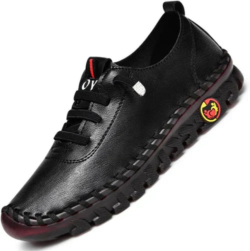 Zwarte comfortabele damesloafers Ella, platte instappers voor dagelijks gebruik, elegant en modieus.