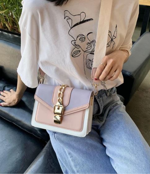 Zwarte elegante dames sling bag van PU leer met verfijnde kettingdetails. Modieuze crossbody tas.