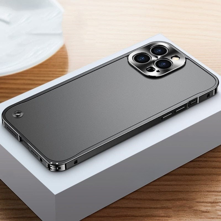Premium metalen hoes voor iPhone 13, combineert luxe met extreme valbescherming. Elegant en krasbestendig design.