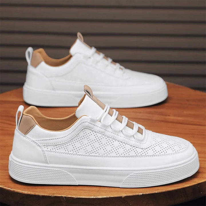 Luxe khaki en witte UrbanStride sneakers voor heren. Comfortabele Hoymans veterschoenen, een stijlvolle keuze.