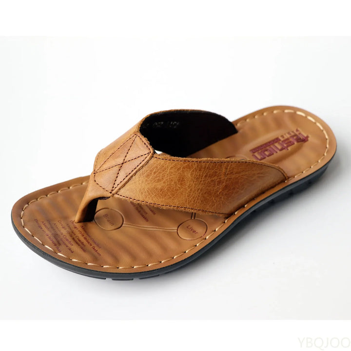 Lichte heren strand slippers, essentieel voor vakantie. Comfortabele casual schoenen voor zomerse ontspanning.