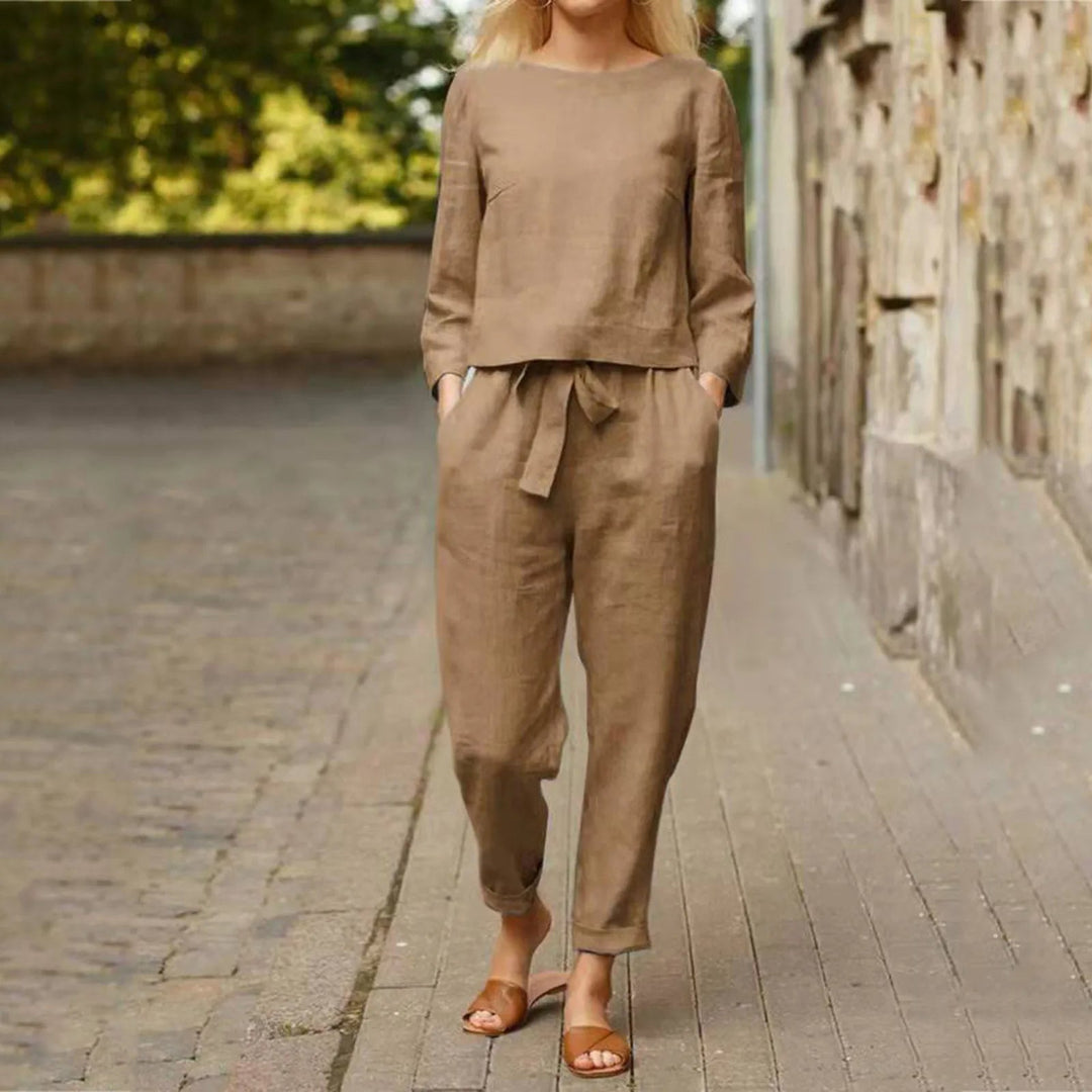 Comfortabele 2-delige dames sportkledingset met cargobroek en flare mouw, ideaal als loungewear of vrijetijdskleding.