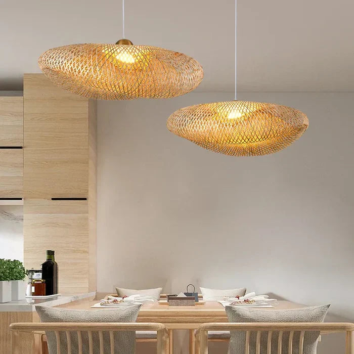 Handgemaakte rotan hanglamp RayaLicht, natuurlijk en duurzaam. Perfecte sfeerverlichting voor je interieur.