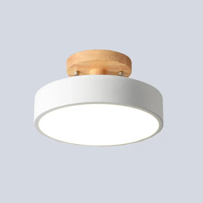 Scandinavische LED plafondlamp NordWood, modern design met houten accenten, ideaal voor woonkamer of gang.