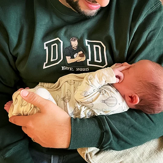 Comfortabele heren hoodie met gedetailleerd geborduurd portret, perfect als gepersonaliseerd shirt.