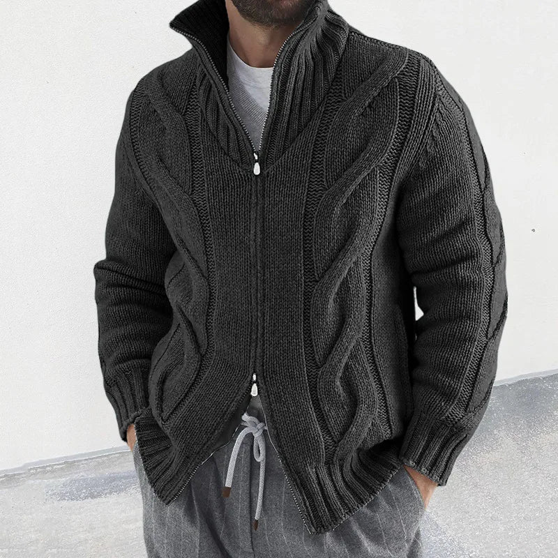 Comfortabel heren gebreid vest met jacquard patroon en hoge halskraag, ideaal voor koude dagen.