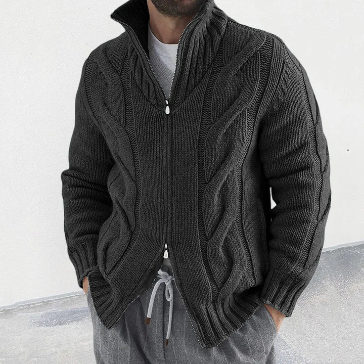 Comfortabel heren gebreid vest met jacquard patroon en hoge halskraag, ideaal voor koude dagen.