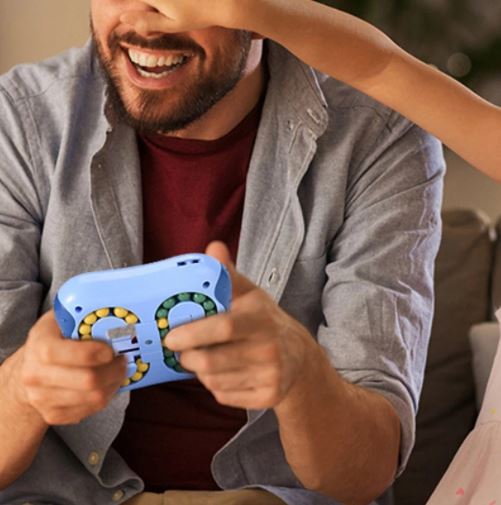 Draaibare anti-stress kubus voor ontspanning en focus, geschikt voor alle leeftijden.