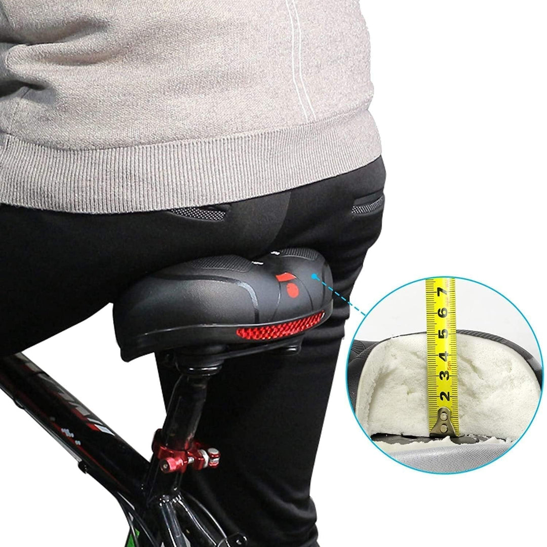 Rood fietszadel met gelvulling en hoge zichtbaarheid. Waterbestendig comfortzadel voor veilige en plezierige fietstochten.