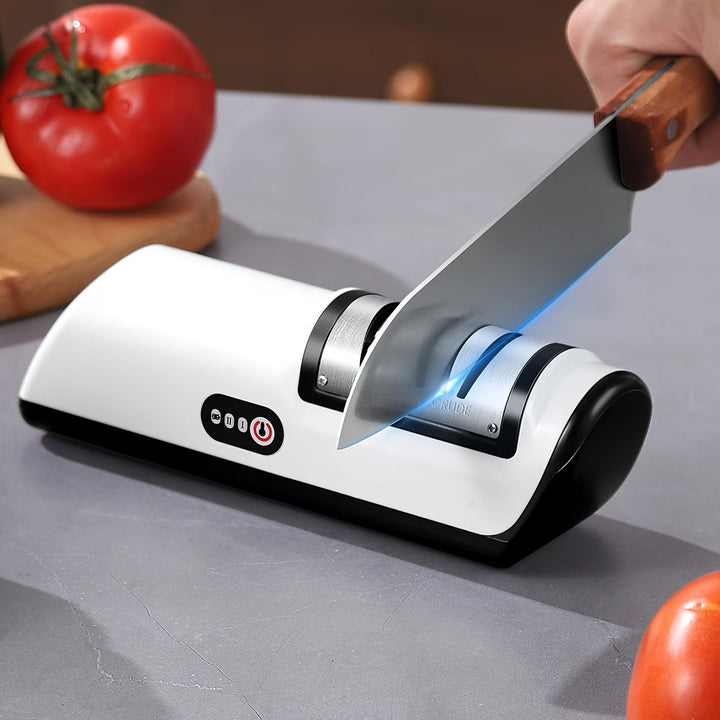 Elektrische messenslijper voor de keuken, zorgt voor vlijmscherpe messen en is USB oplaadbaar.