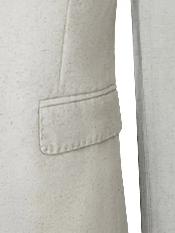 Modern slim fit beige linnen herenpak toont strakke pasvorm, ideaal als stijlvol zomerpak.