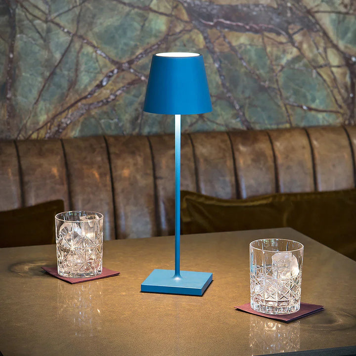 Moderne dimbare LumiLuxe tafellamp, oplaadbaar met draadloze LED verlichting voor sfeervolle woonkamer.