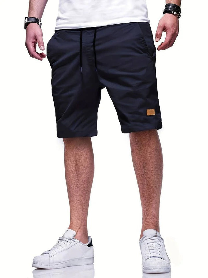 Gedetailleerde close-up van het trekkoord op de tailleband van de heren korte broek. Stijlvol en functioneel.