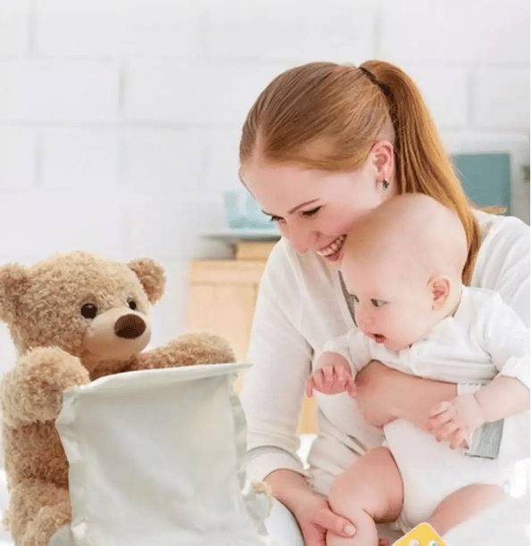 Interactieve bruine peek-a-boo knuffelbeer van zacht pluche. Zingend speelgoed voor kinderen & baby's.
