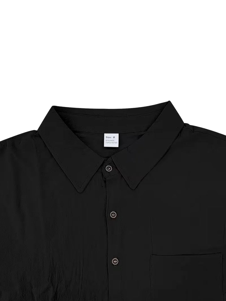 Comfortabele heren zomeroutfit: V-hals shirt met korte mouwen en rechte pijpen broek, tweedelig.