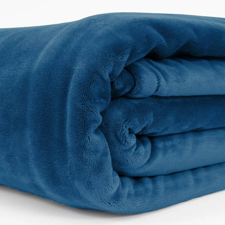 Verzwaringsdeken op een bed, creëert een rustgevende slaapomgeving in de slaapkamer.