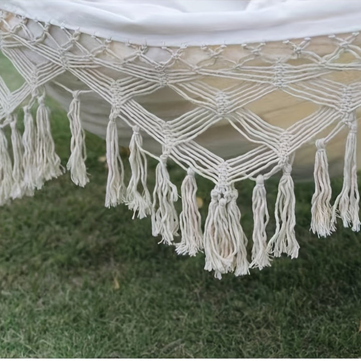 Ultiem comfort in deze grote boheemse hangmat met kwasten, perfect voor twee op je terras.