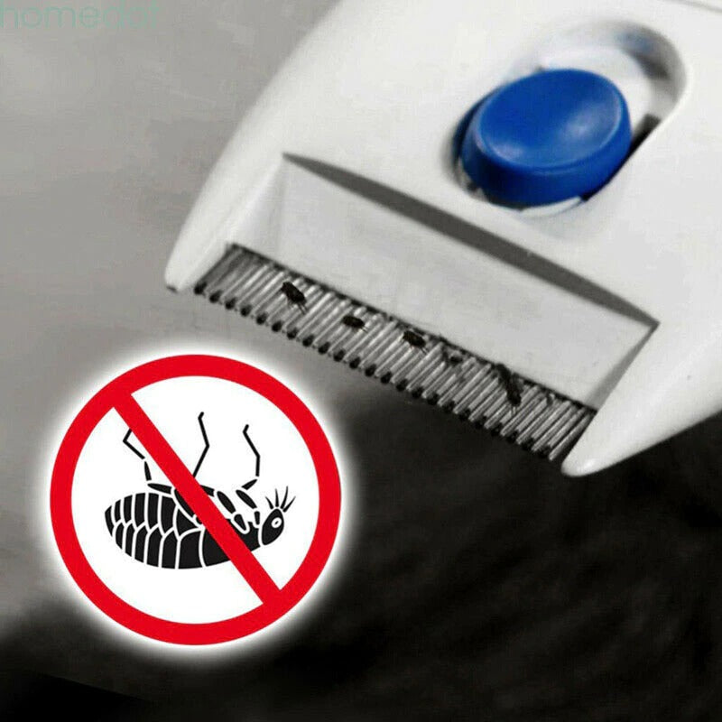 Huisdiereigenaar kamt vacht van een hond met de elektronische vlooienkam voor effectieve ongediertebestrijding.