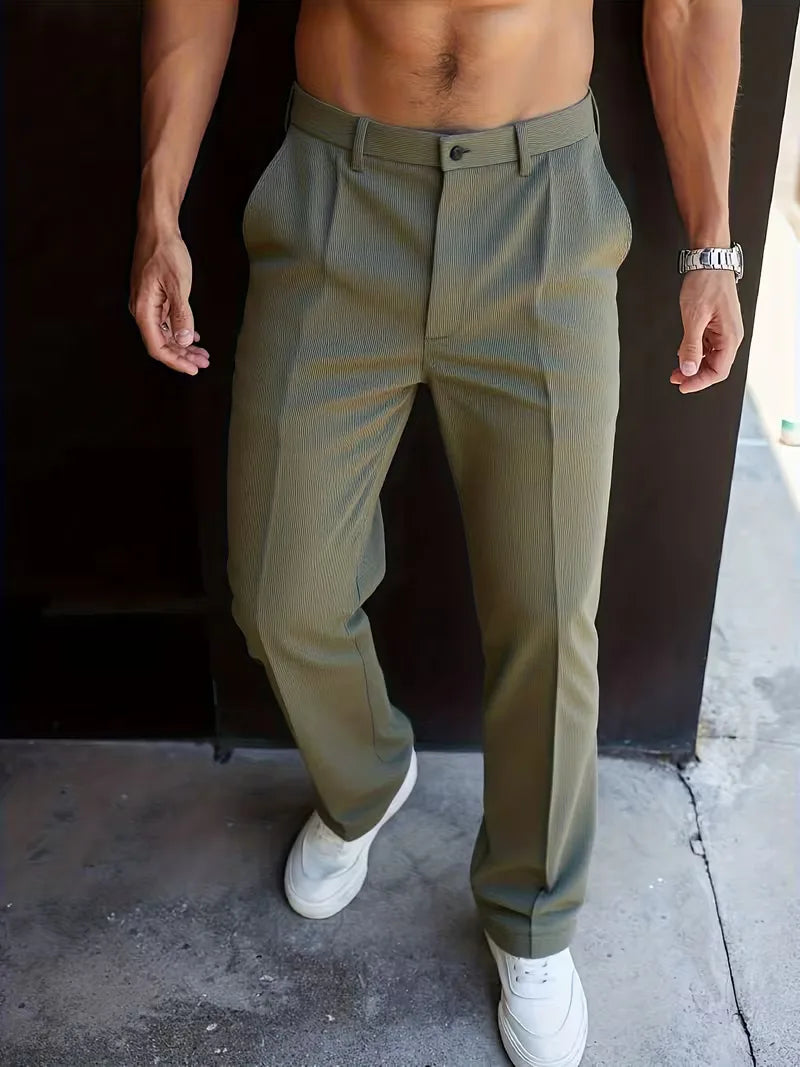 Heren pantalon met rechte pijpen, comfortabele pasvorm voor een actieve of ontspannen dag.