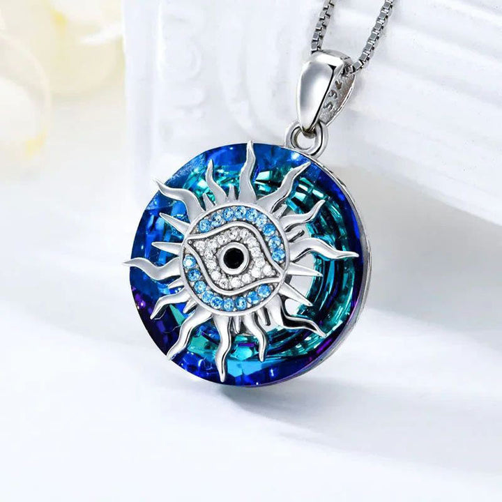 Close-up van een delicate boze oog ketting voor dames, een spiritueel beschermend sieraad en accessoire.