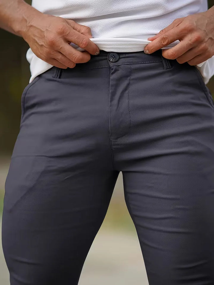 Marineblauwe skinny chino heren, elastisch en met functionele zijzakken, een must-have.