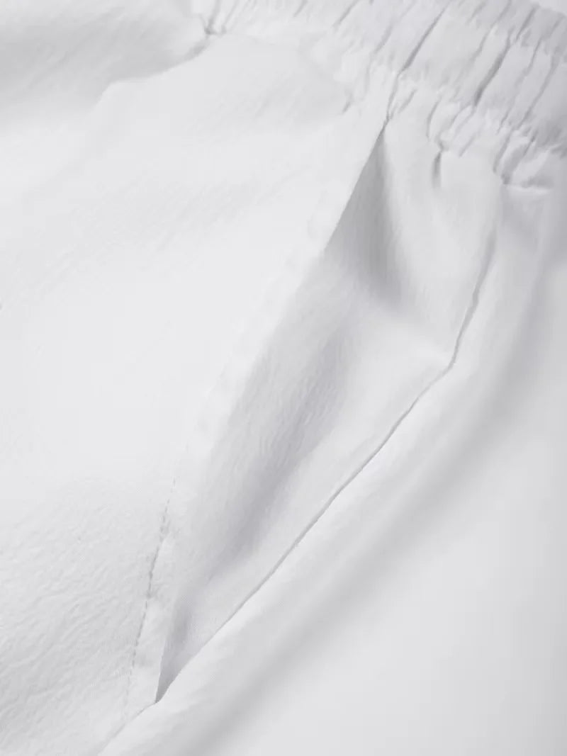 Lichtblauwe heren plissé shorts met elastische tailleband, comfortabele zomerkleding.