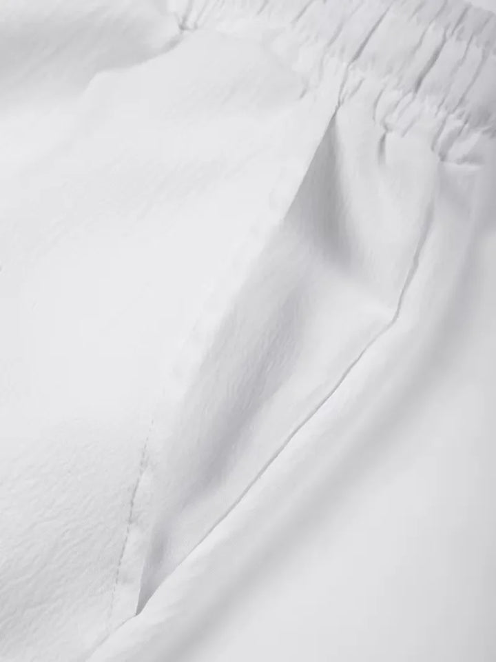 Lichtblauwe heren plissé shorts met elastische tailleband, comfortabele zomerkleding.
