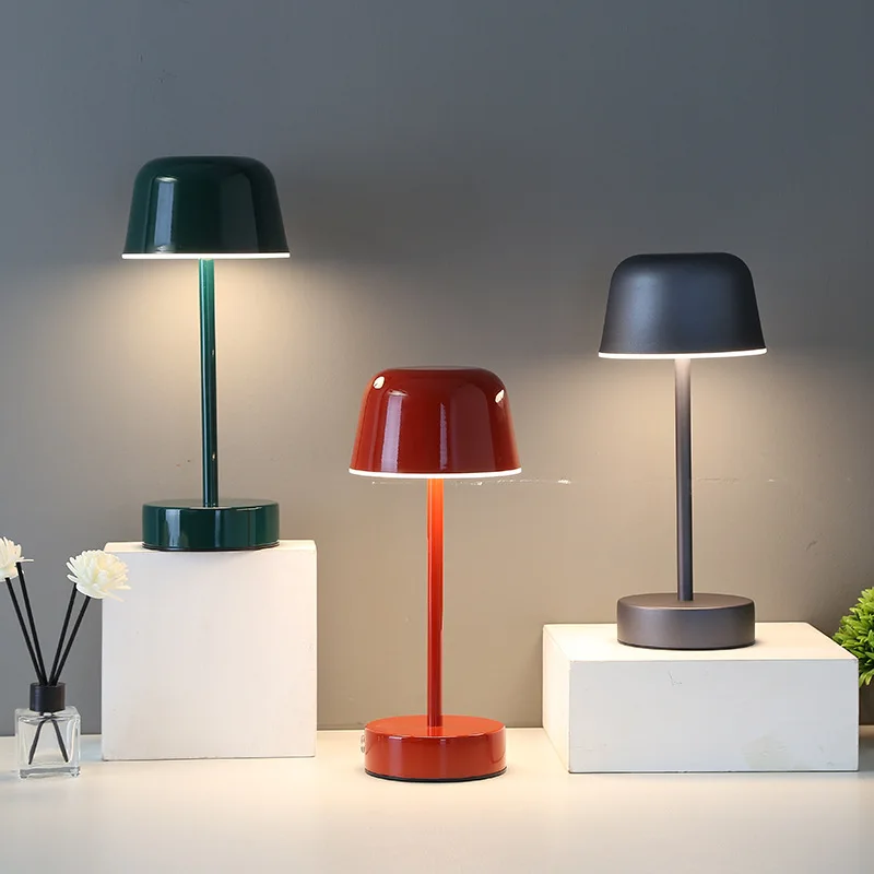 Dimbare LumiGlow tafellamp met batterij, creëert warme sfeer in elke ruimte, perfect voor avonden.