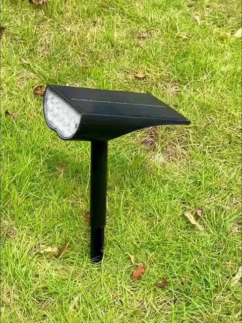 Robuuste 9 LED solar tuinlamp met duurzaam design, waterdichte buitenverlichting op zonne-energie.