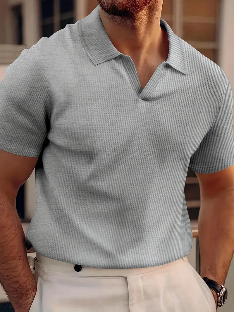 Modieus heren poloshirt met korte mouwen, ideaal voor zomerse casual outfits. Comfortabele en elegante top voor vrije tijd.