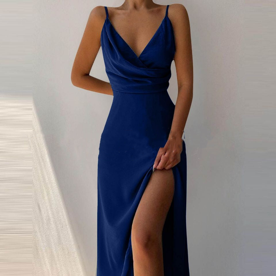 Dames zomerjurk met diepe V-hals, verfijnde split & verstelbare spaghettibandjes. Elegant en fris.