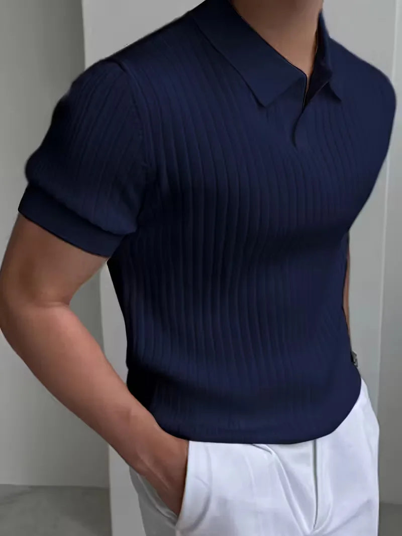 Beige herenpolo, gebreid met ribstructuur en V-hals. Comfortabele korte mouwen, casual zomerkleding.